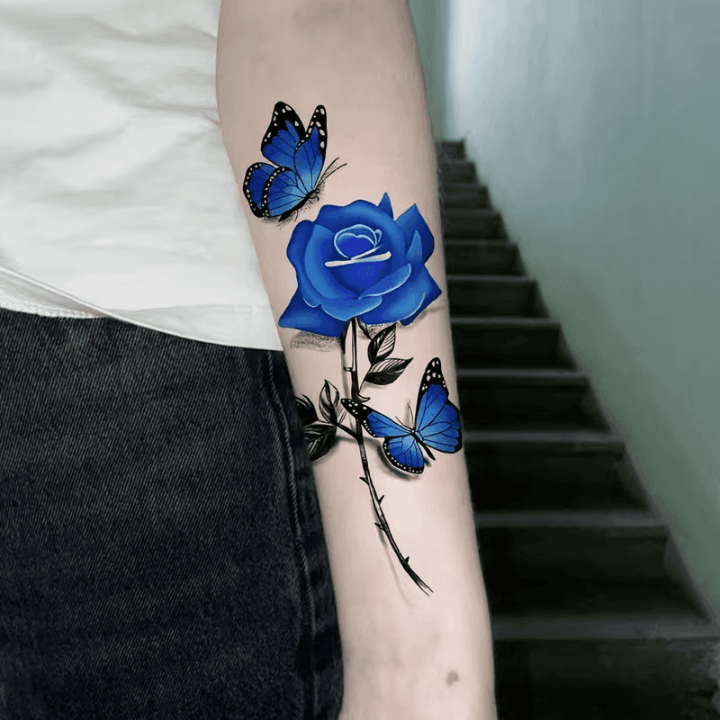 Unelmoivaansininen ruusu perhonen yrttinen väliaikainen tatoo tarra, korkean kylläisyyden sininen ruusu dynaamisten perhosten kanssa, mustan harmaan musteoksien kerrostehoste, Su-5